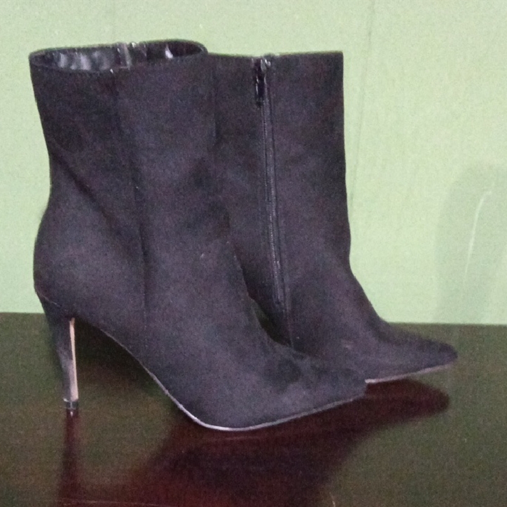 Rouge Helium Elegant Black Suede Heeled Boots